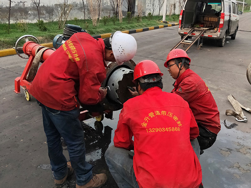 DN500循環(huán)水管道帶壓開孔順利完成！2.jpg